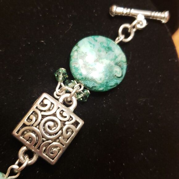 Marble Swirl Green Bead Silvertone Charm Bracelet - Picture 6 of 9